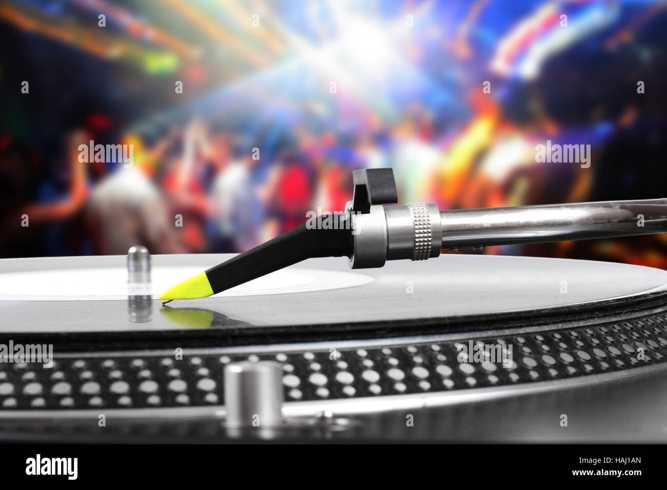 DJ-Plattenspieler mit Vinyl-Schallplatte im Dance club Stockfoto