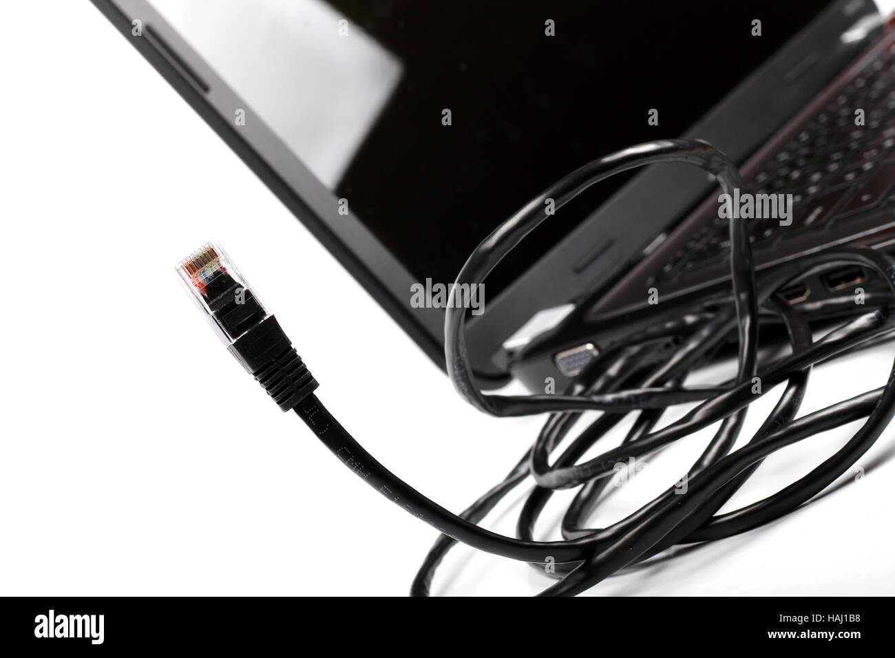 Internet-Kabel und Laptop auf weiß Stockfoto