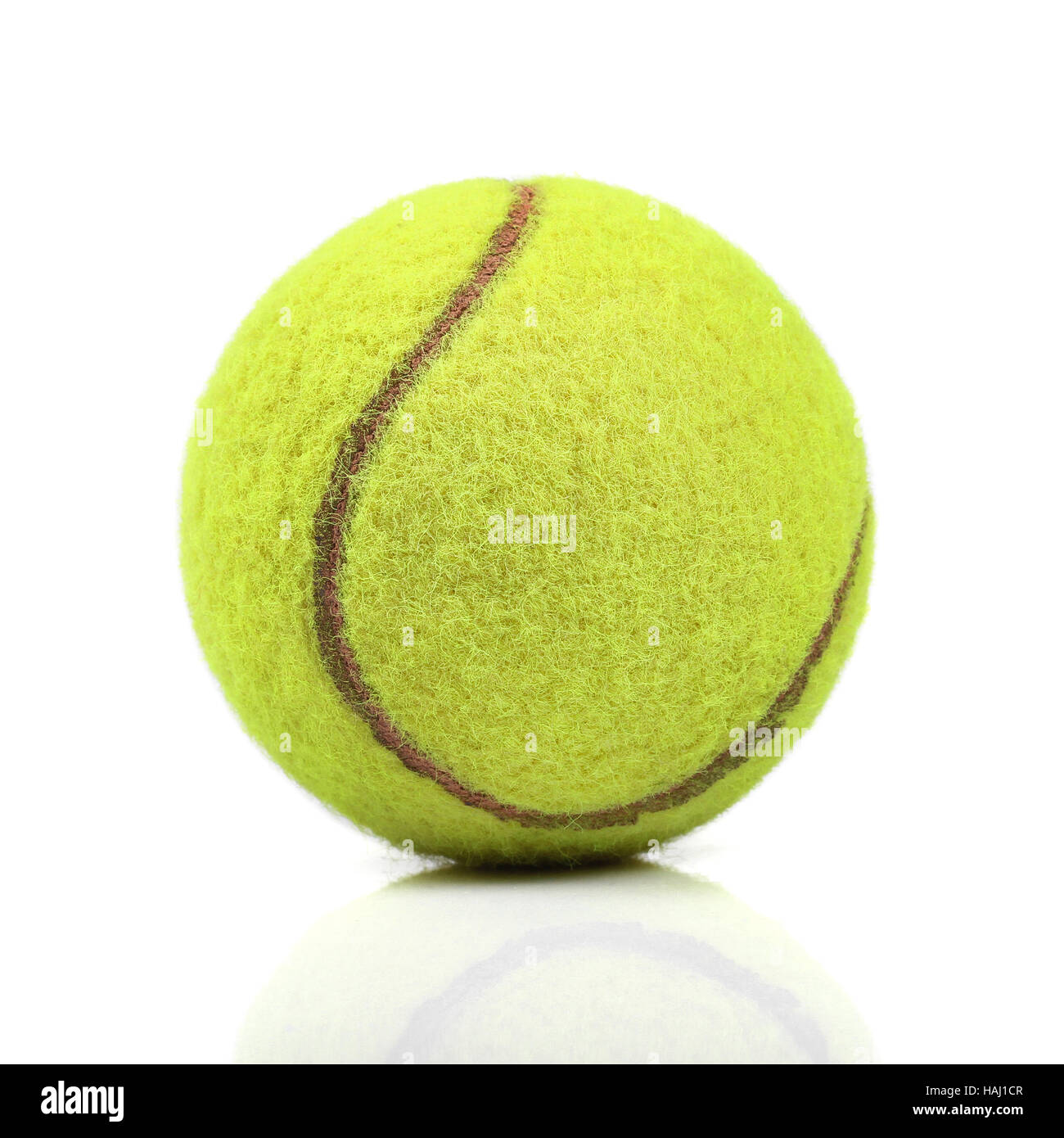 Tennisball isoliert auf weiss Stockfoto