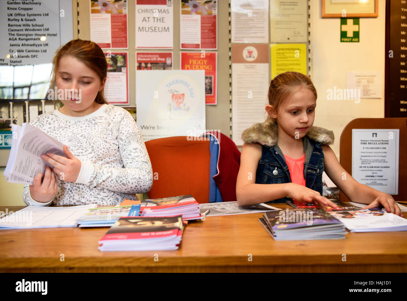 Jahr sechs Schülern aushelfen auf Anfrage Schreibtisch Haslemere Museum als Teil der Kinder in Museen Übernahme Tag ausführen, indem die UKs Kinder Immobilienschätzungen Stockfoto