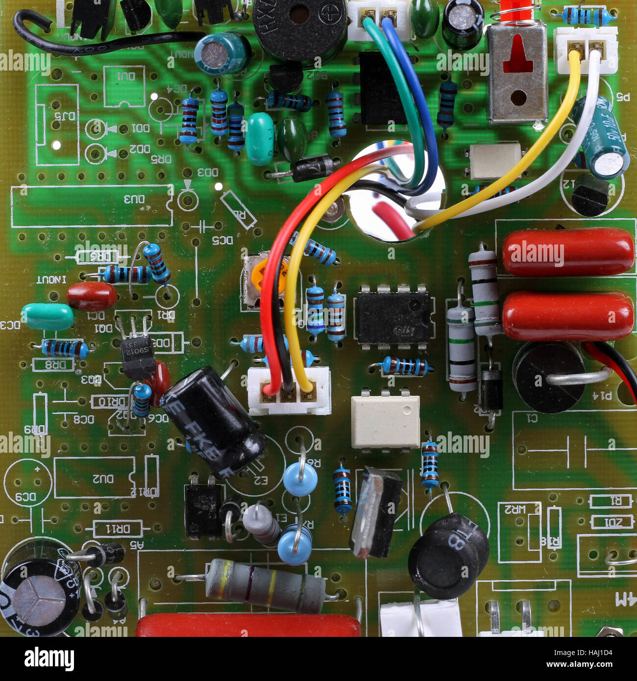 Platine mit elektrischen Bauteile und Leitungen Stockfoto