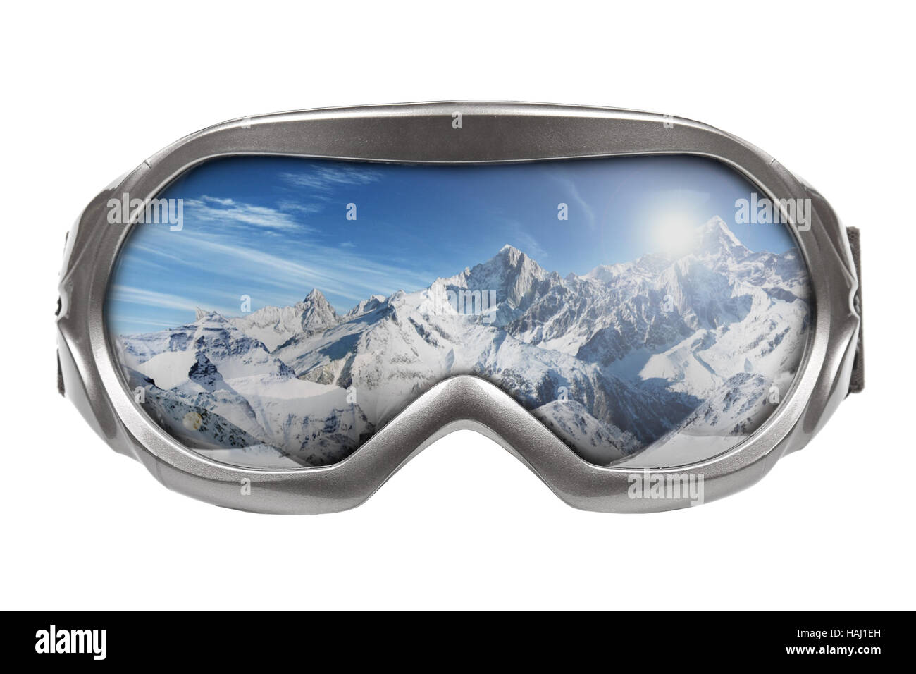 Skibrillen mit Reflexion der Berge isoliert auf weiss Stockfoto