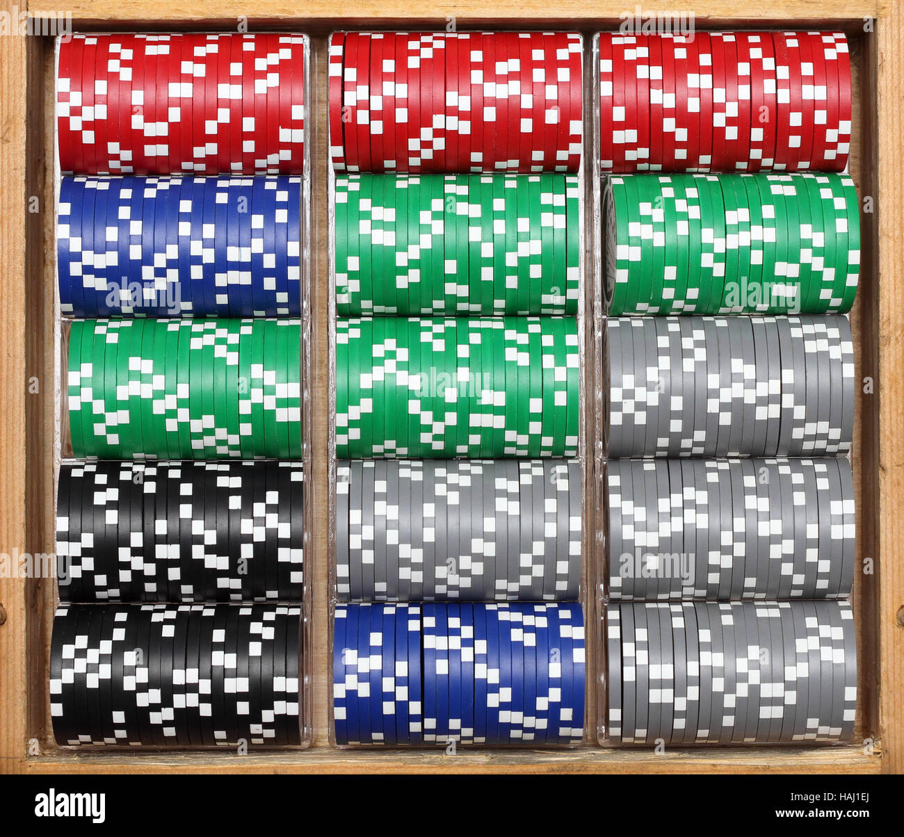 Poker-chips in Holzkiste Stockfoto
