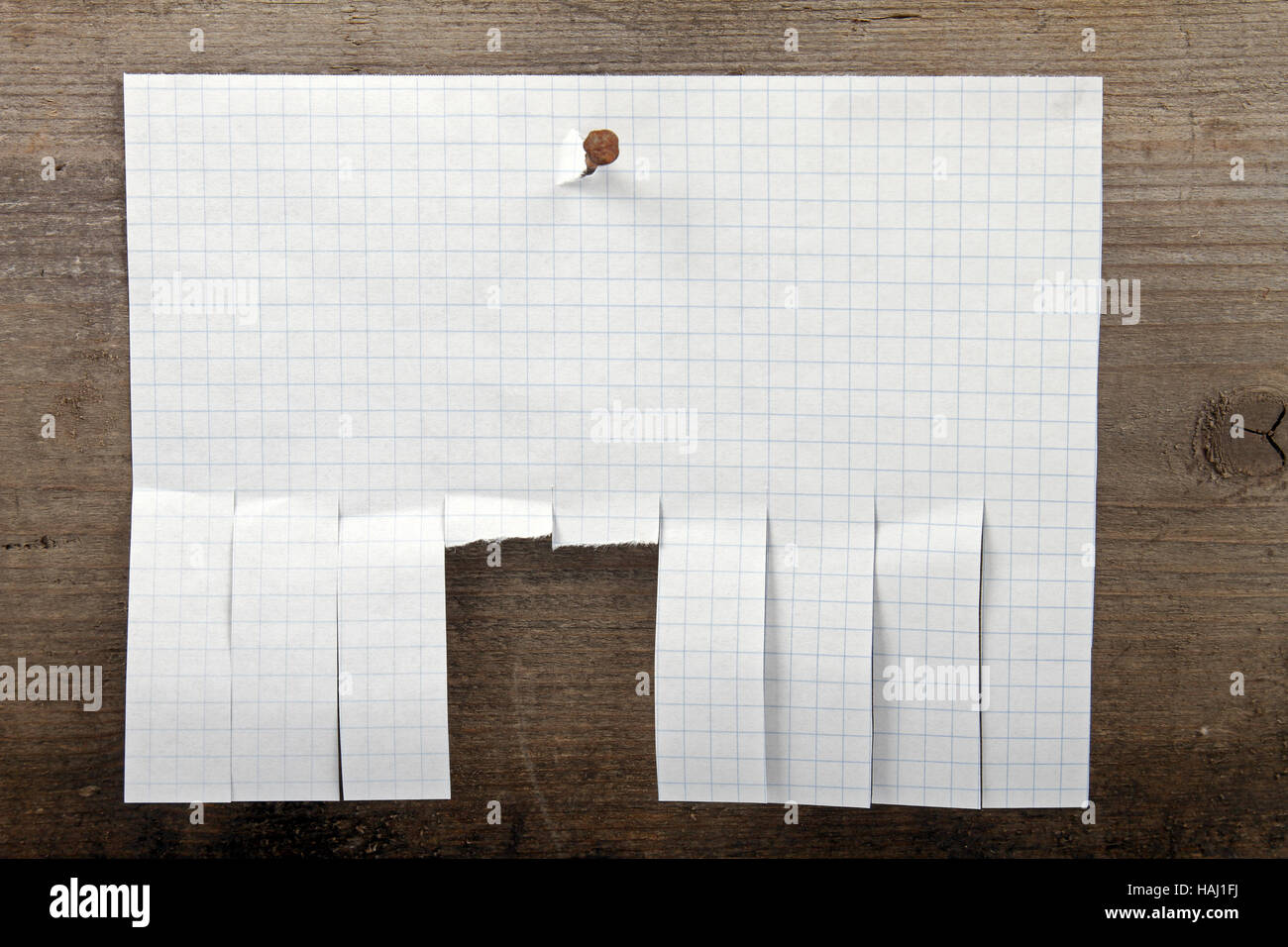 Werbung-Papier mit Schnitt rutscht an den Nagel hängen Stockfoto