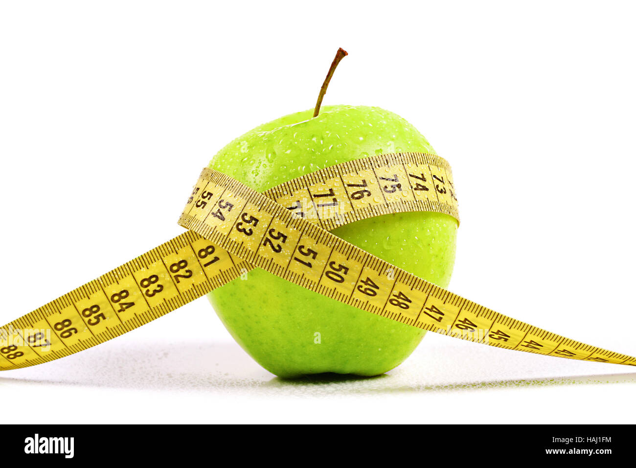 Diät-Konzept, Apfel mit Maßband isoliert auf weiss Stockfoto