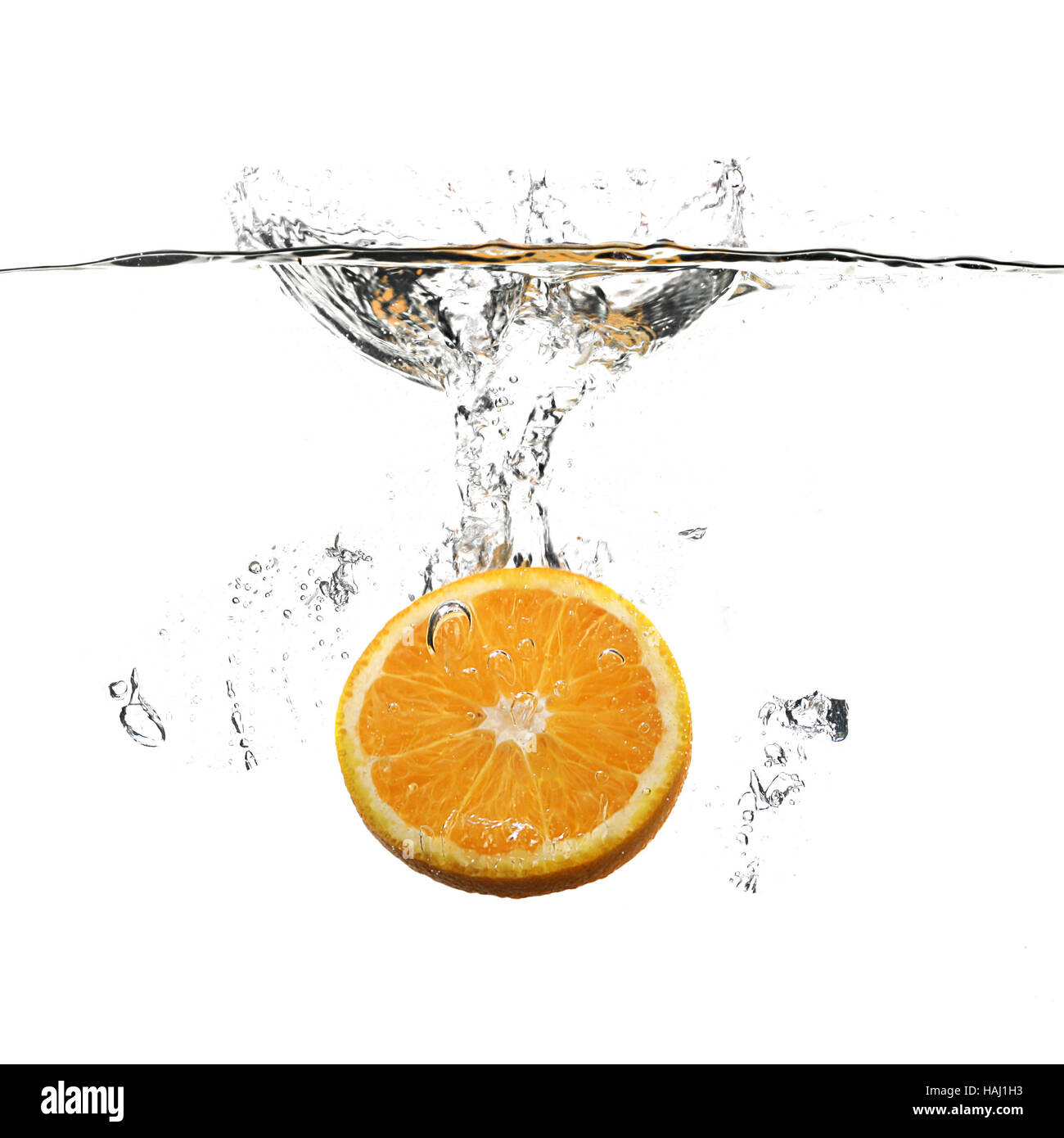 Orange mit Spritzwasser auf weiß Stockfoto
