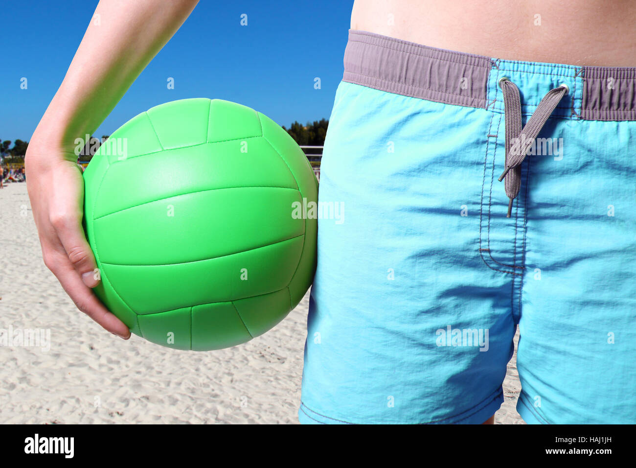 Volleyball-Spieler mit Ball am Strand Stockfoto