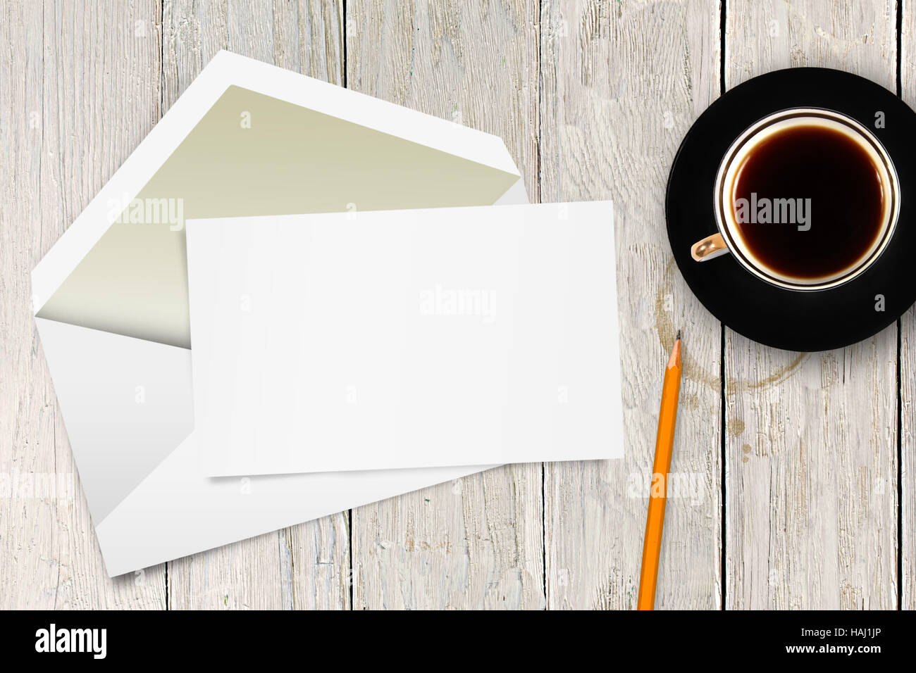 leeren Brief mit Umschlag und Kaffee Tasse auf den Tisch Stockfoto