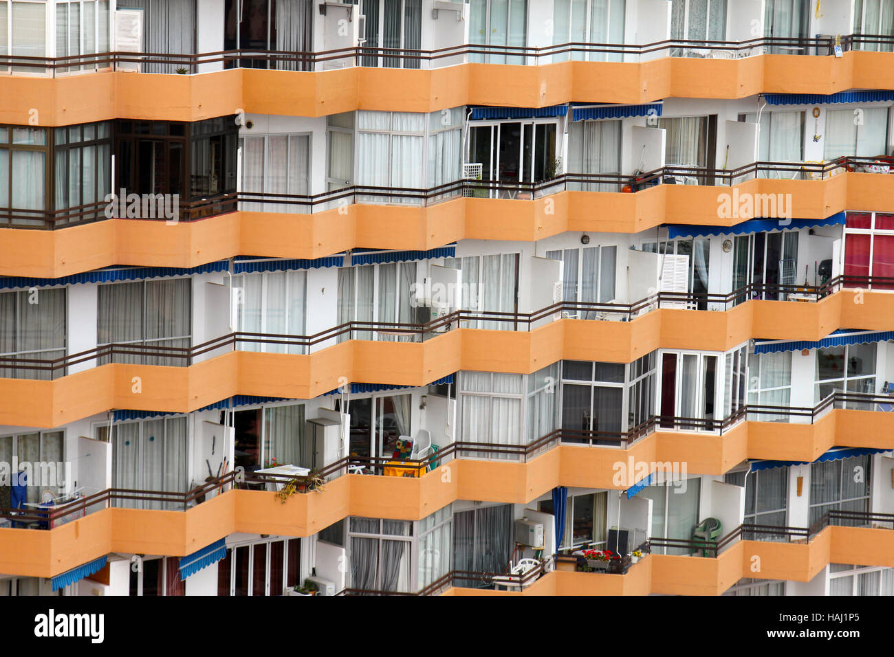 Windows Mehrfamilienhaus mit Balkonen in mallorca Stockfoto