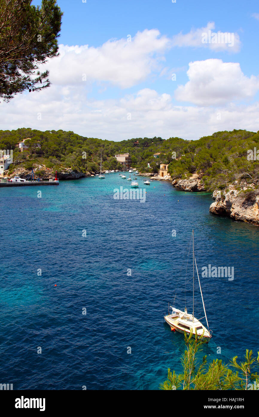 wunderschönen türkisfarbenen Buchten mit Yachten auf Mallorca Stockfoto