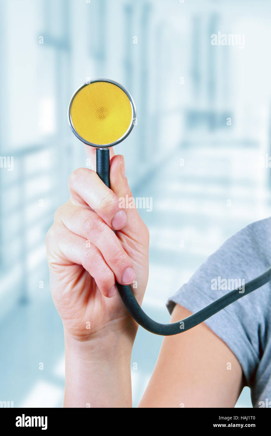 Krankenschwester mit einem Stethoskop in den Händen Stockfoto