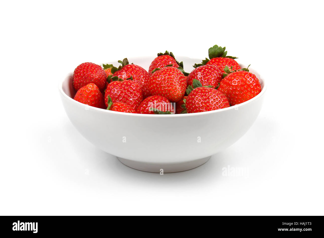 Schale mit Erdbeeren auf weißem Hintergrund isoliert Stockfoto