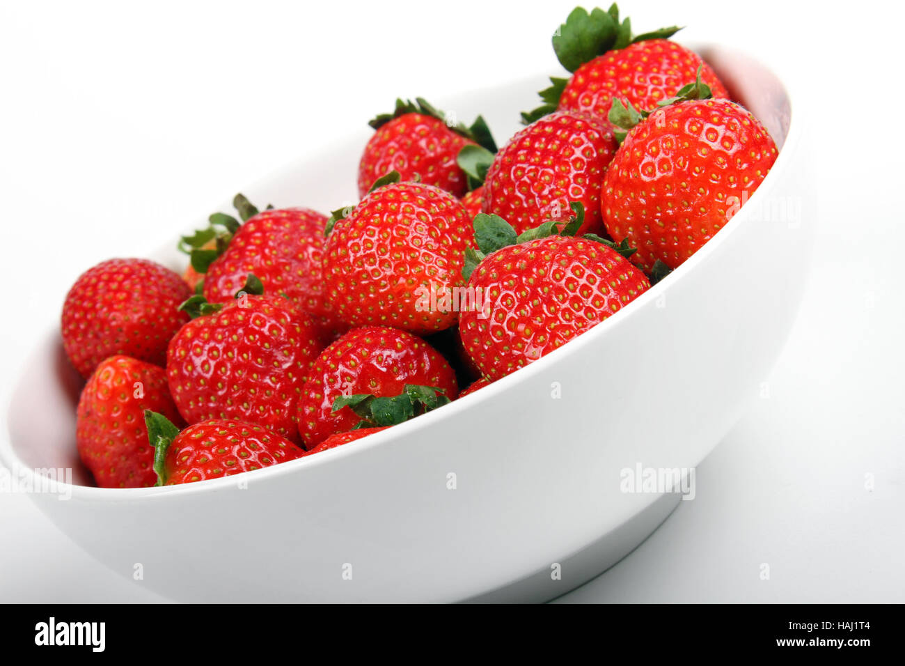 Schale mit Erdbeeren auf weißem Hintergrund isoliert Stockfoto
