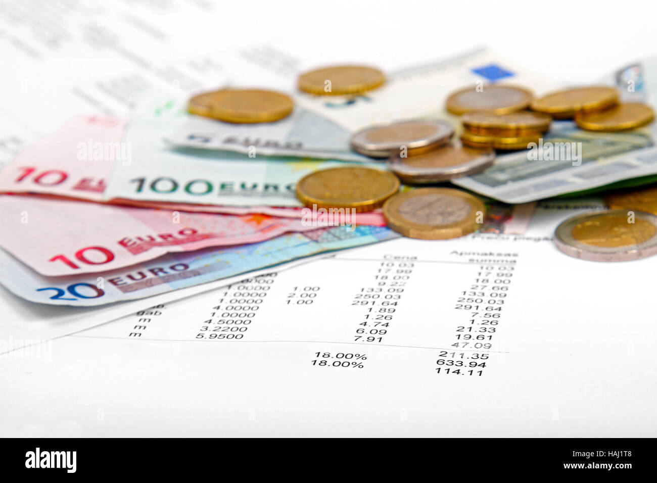 Euro Geld Münzen und Banknoten mit Zahlung Rechnung Stockfoto