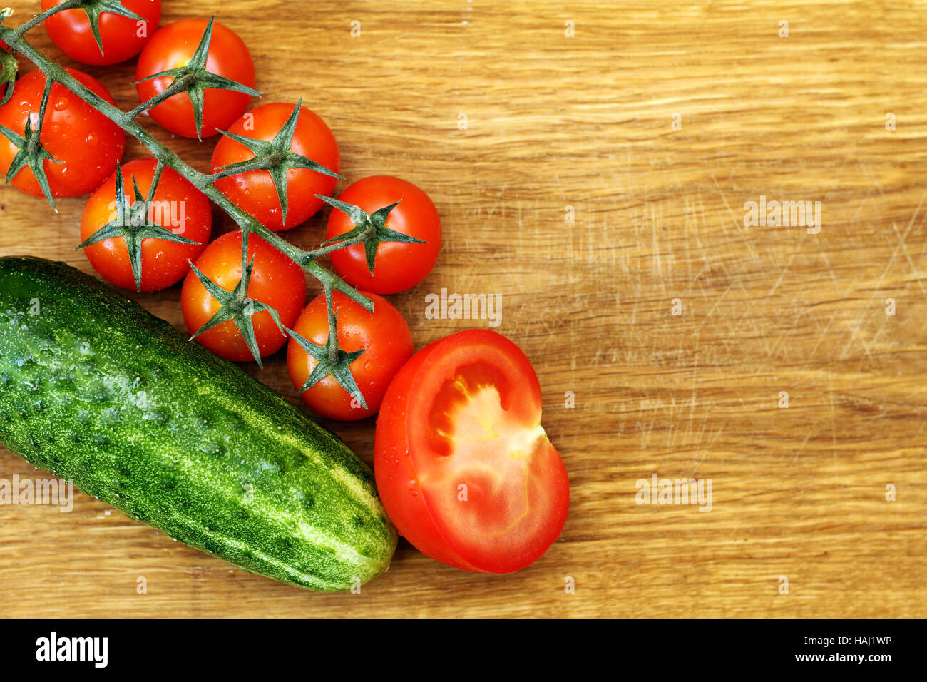 Tomaten und Gurke auf Holzbrett Stockfoto