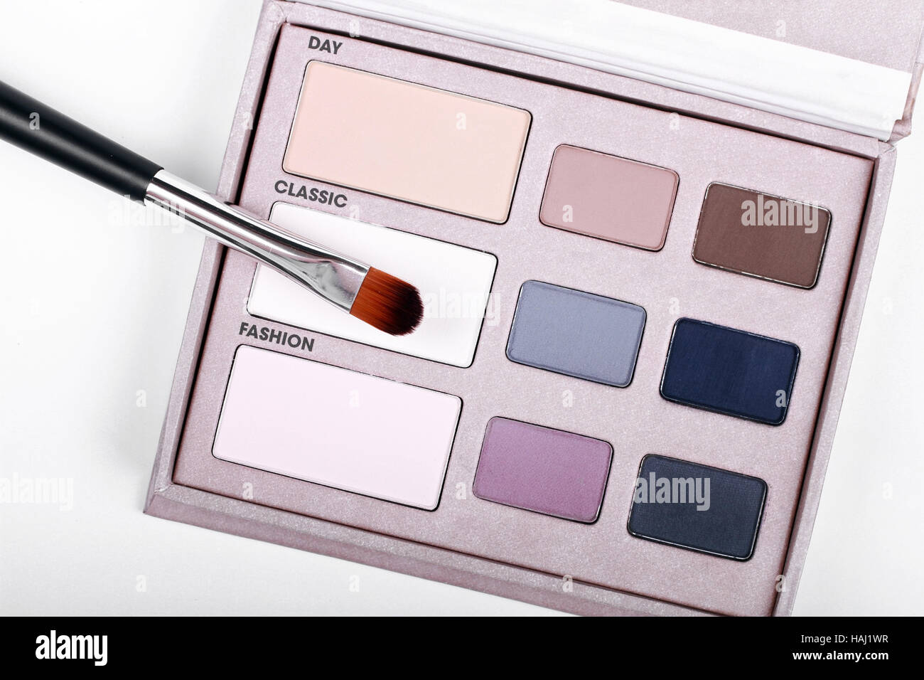 Palette mit Lidschatten und Make-up Pinsel Stockfoto