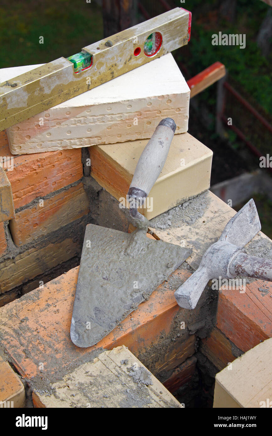 Bau eines gemauerten Schornsteins Stockfoto