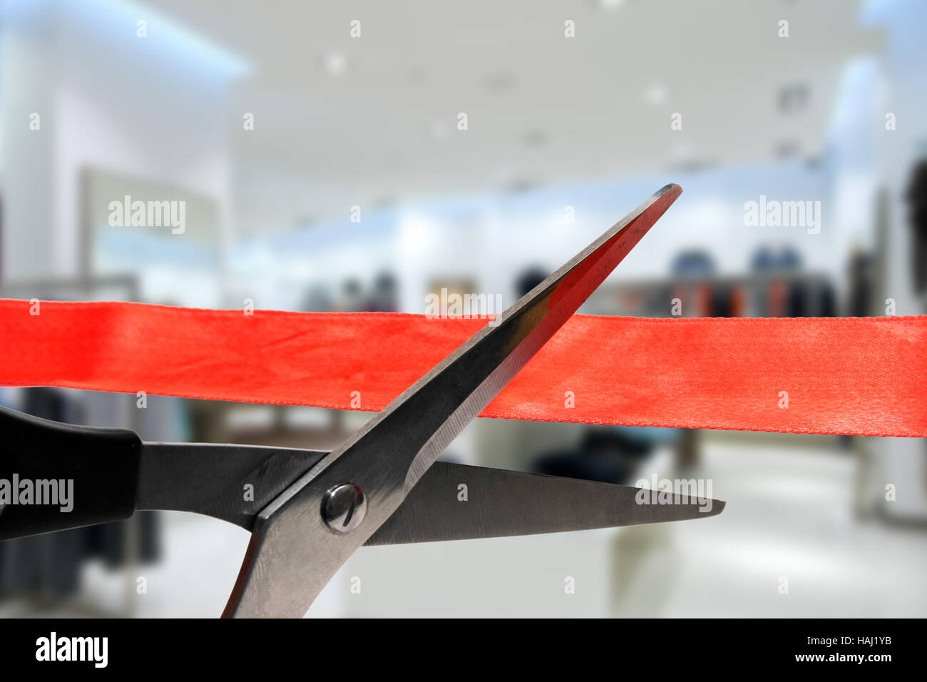 Shop große Eröffnung - schneiden rote Schleife Stockfoto