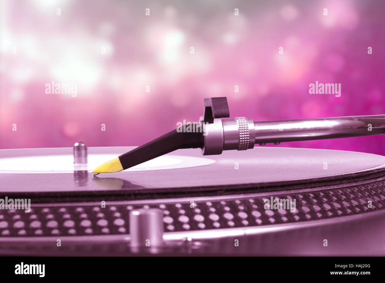 DJ-Plattenspieler mit rosa Bokeh Hintergrund Stockfoto