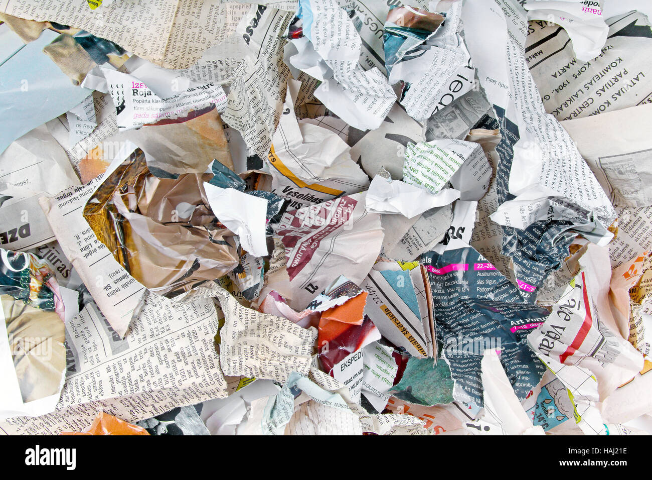 Hintergrund mit unterschiedlichsten zerrissenen Zeitungen und Zeitschriften Stockfoto
