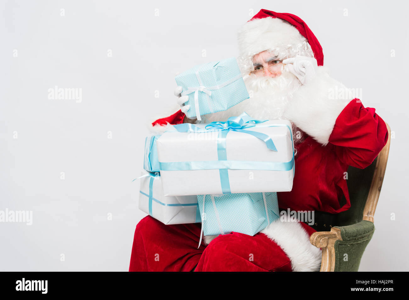 Foto von happy Santa Claus mit Giftboxes Blick auf Sie Stockfoto