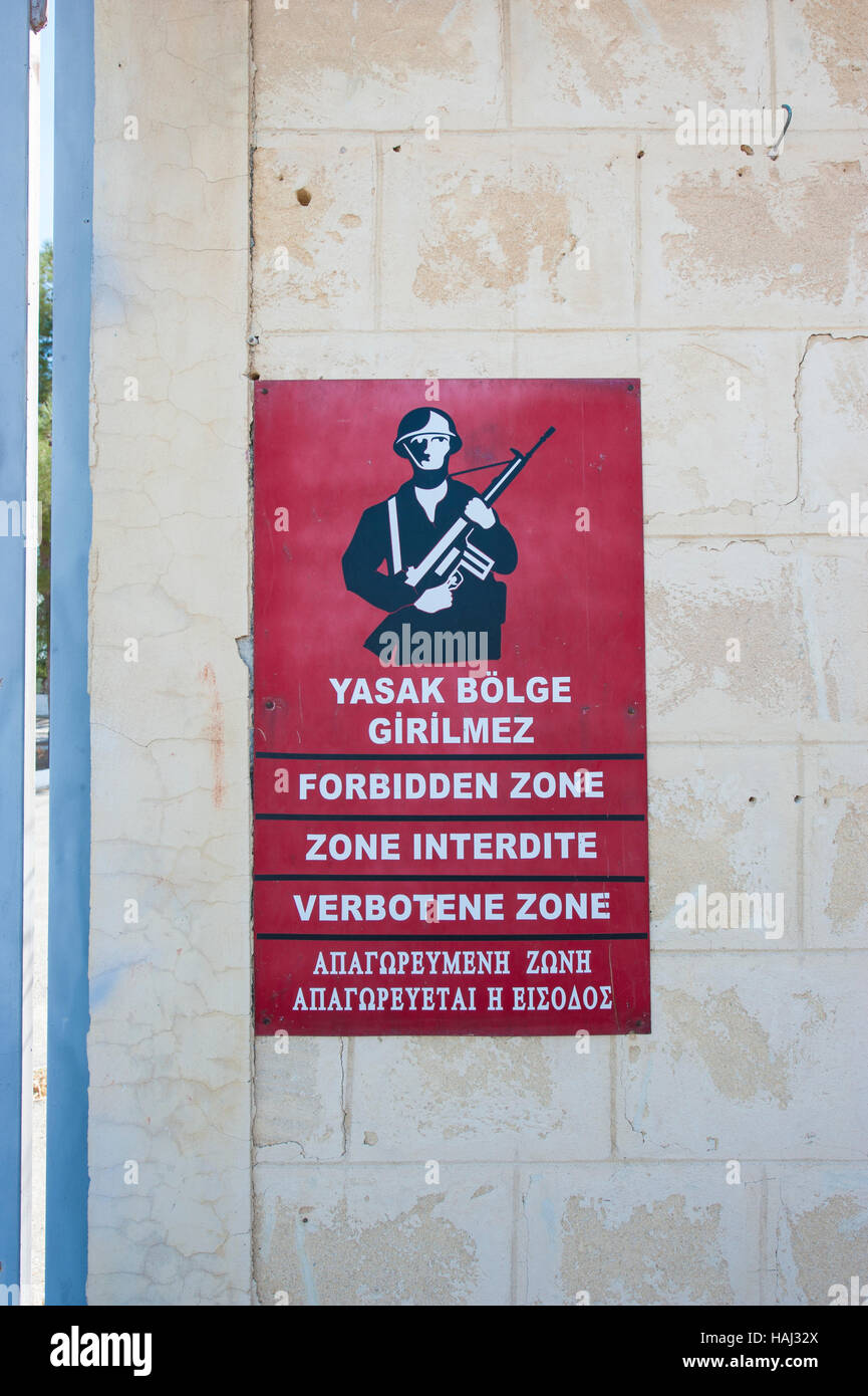 Ein Warnschild am Tor zur Pufferzone in Lefkosa, Nord-Zypern. Stockfoto