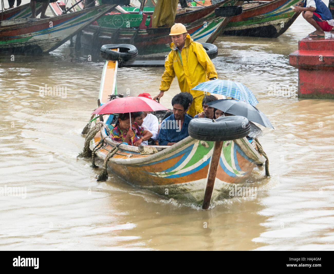 Passagier-Fähre über den Yangon Fluss vom Botahtaung Steg an einem regnerischen Tag. Stockfoto