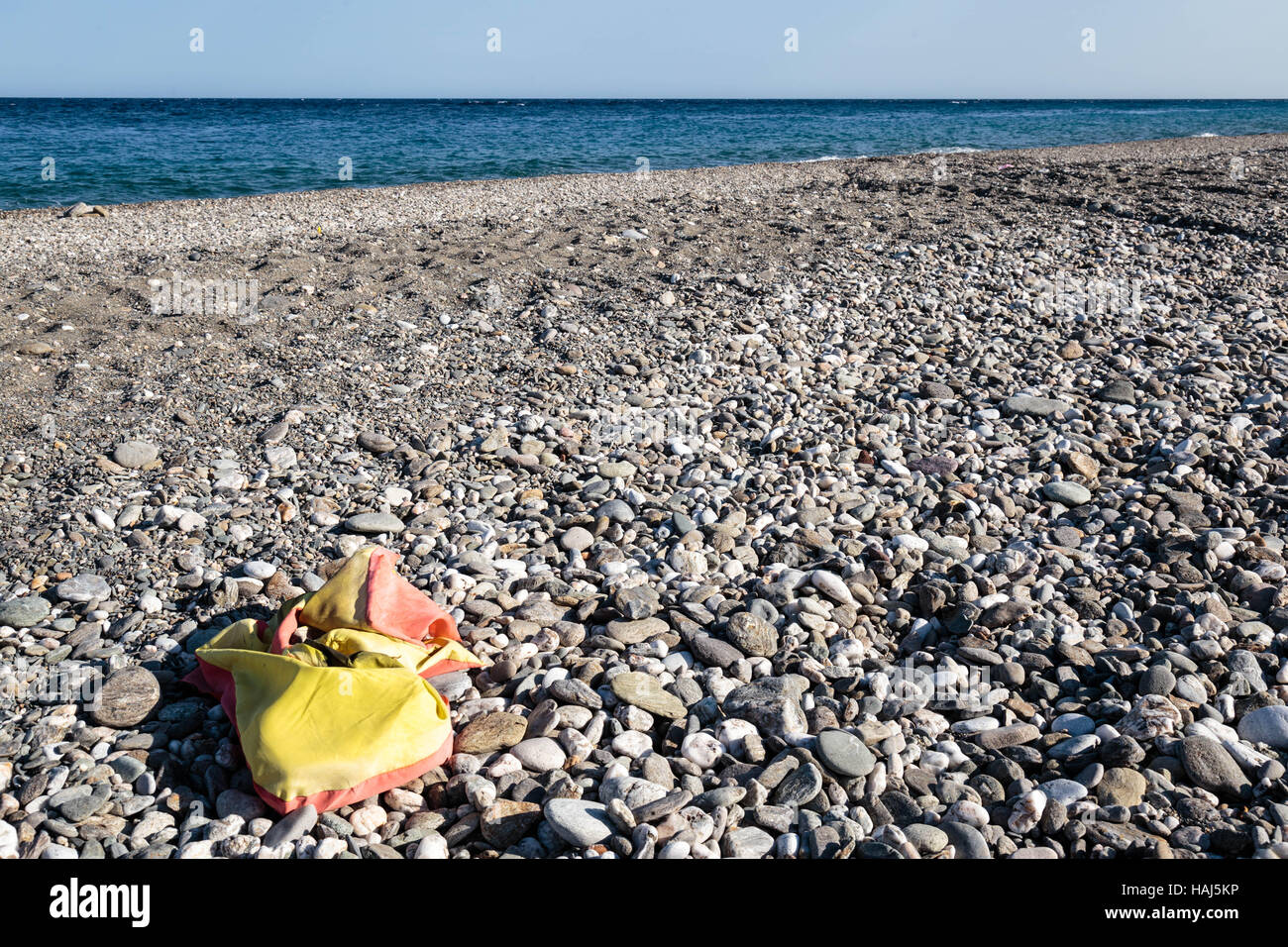 Verlassene Schwimmweste an einem Strand in Sizilien. Stockfoto