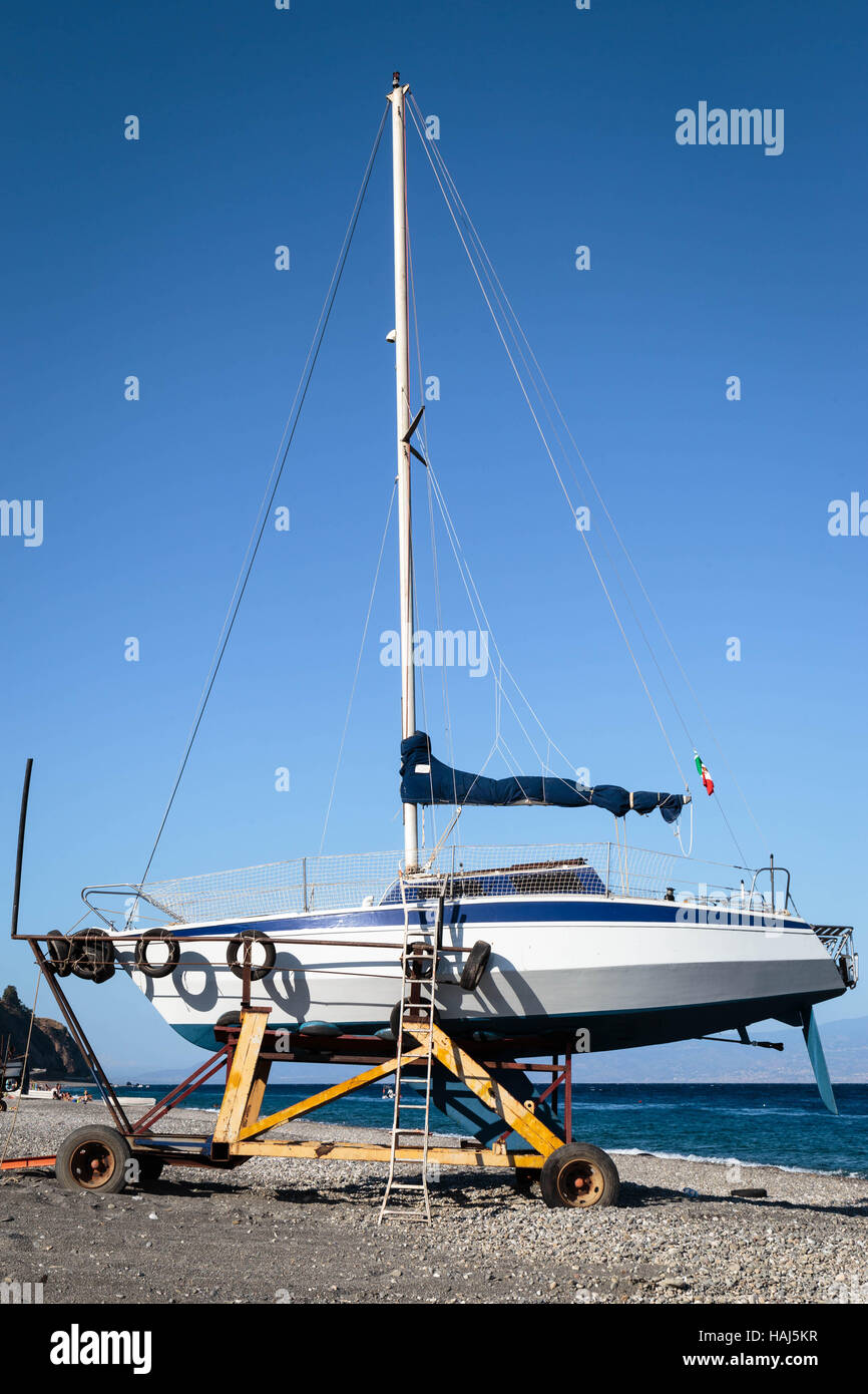 Segelboot aus Wasser an Küsten Siziliens gearbeitet wird. Stockfoto