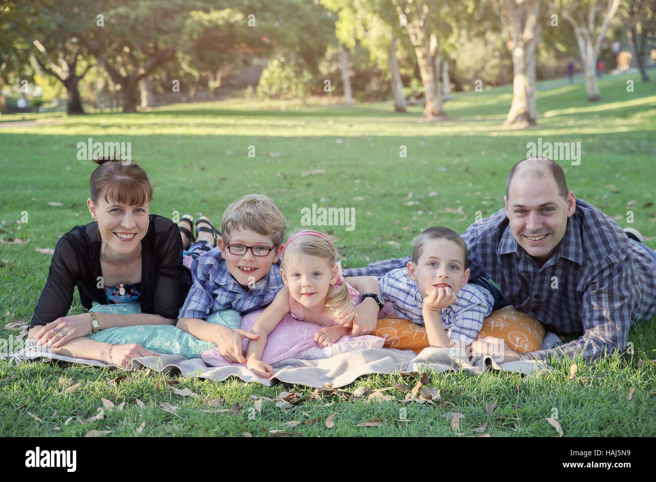 Glückliche Familie von fünf im park Stockfoto