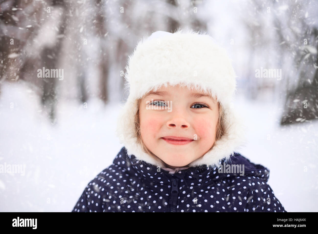 Porträt eines niedlichen kleinen Mädchens in einem schneereichen Winter-Wetter. Stockfoto