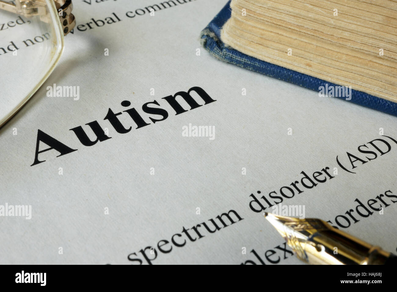 Autismus-Spektrum-Störungen Ass auf ein Papier geschrieben. Stockfoto