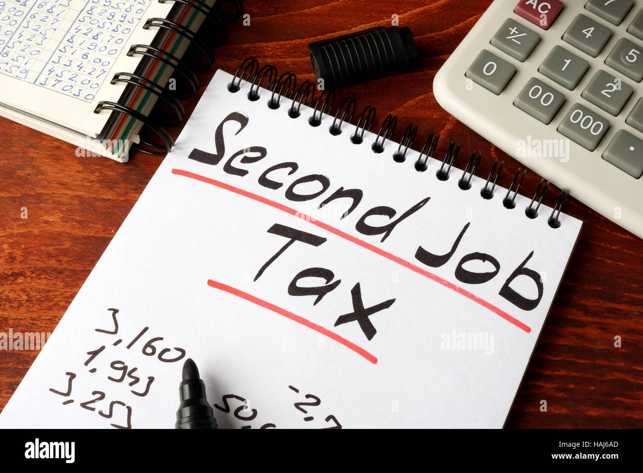 Zweiten Job-Steuer auf eine Notiz geschrieben. Stockfoto