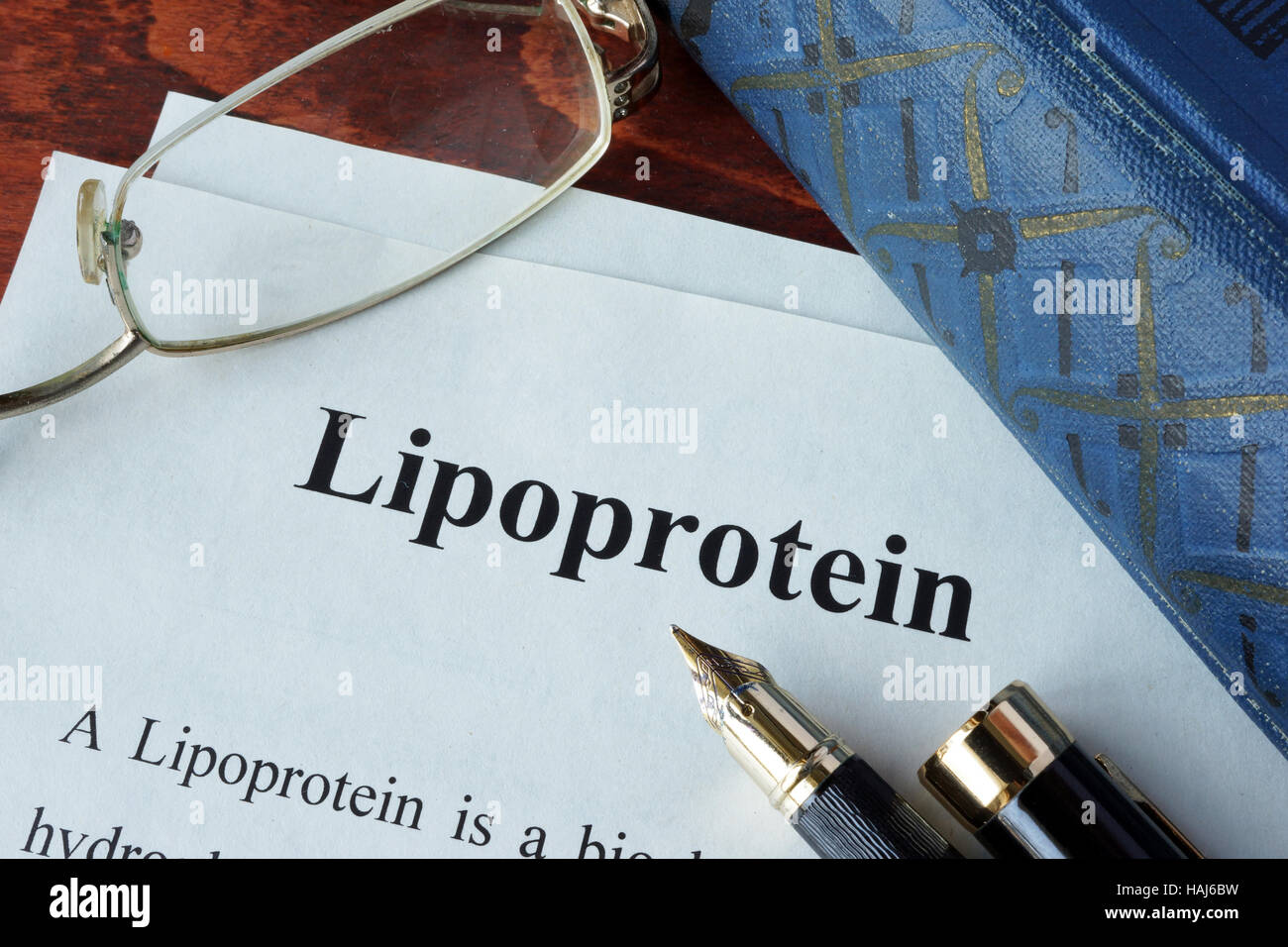 Papiere mit Wort Lipoprotein auf einem Tisch. Stockfoto