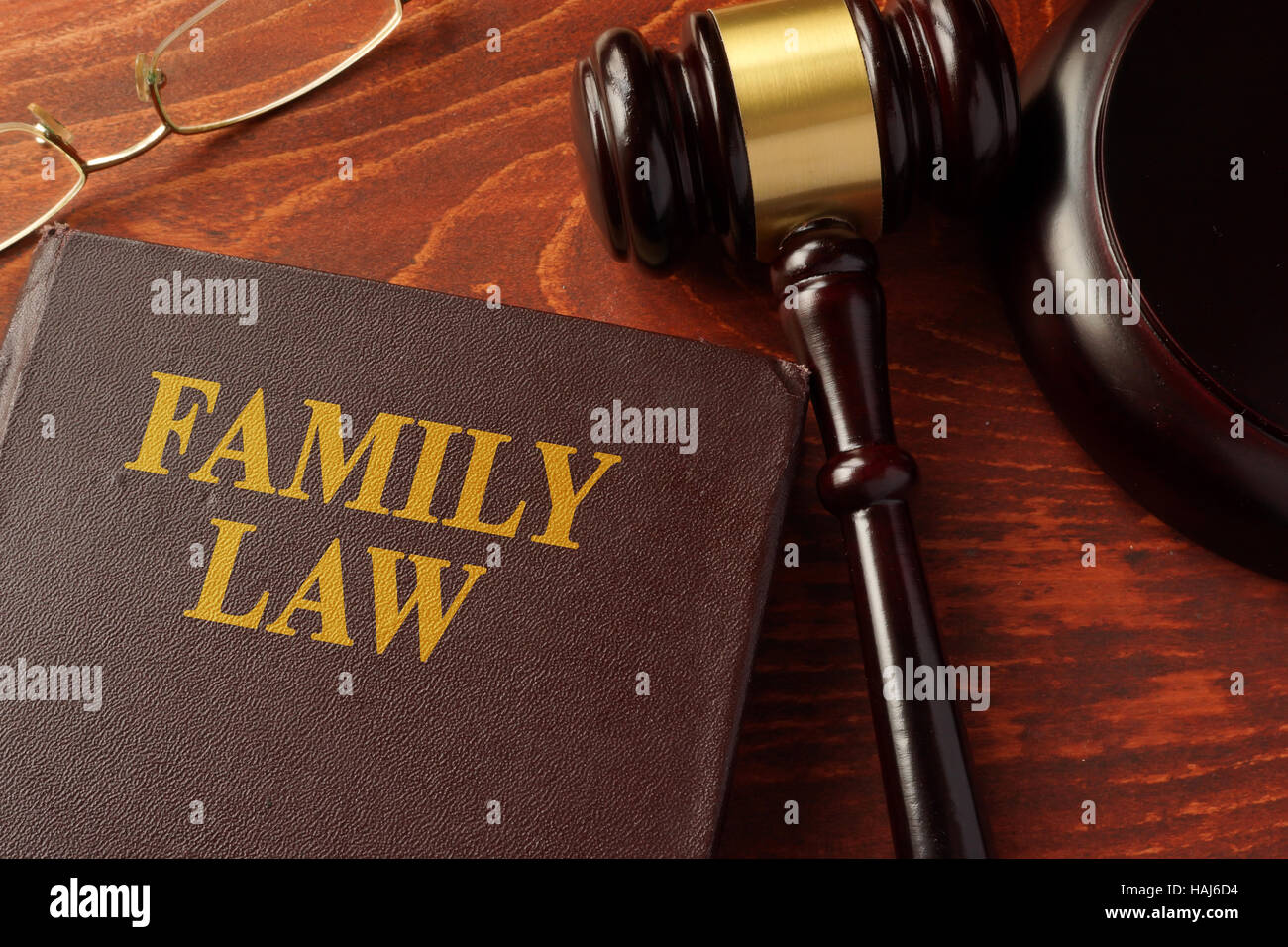 Buchen Sie mit Titel Familienrecht auf einem Tisch. Stockfoto