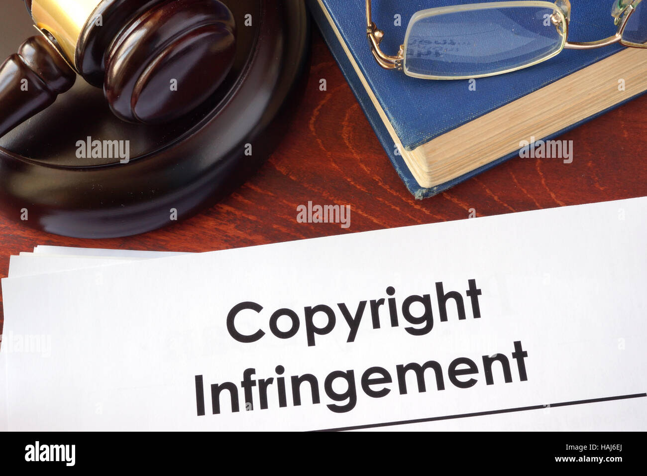 Verstöße gegen das Urheberrecht Form auf einem Bürotisch. Stockfoto