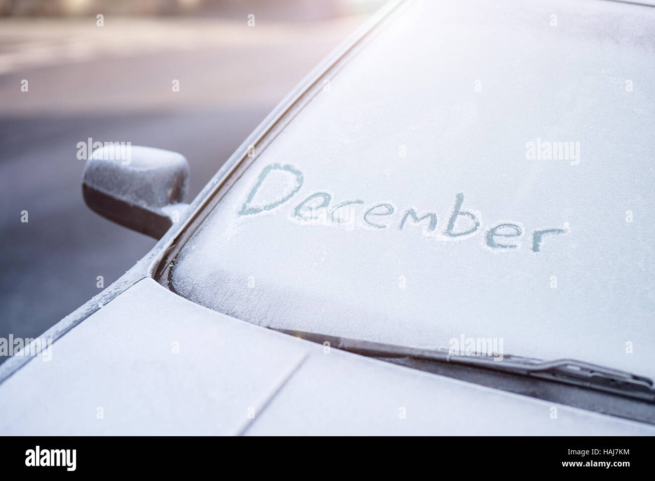 Dezember-Inschrift auf einer mattierten Auto Windschutzscheibe geschrieben Stockfoto