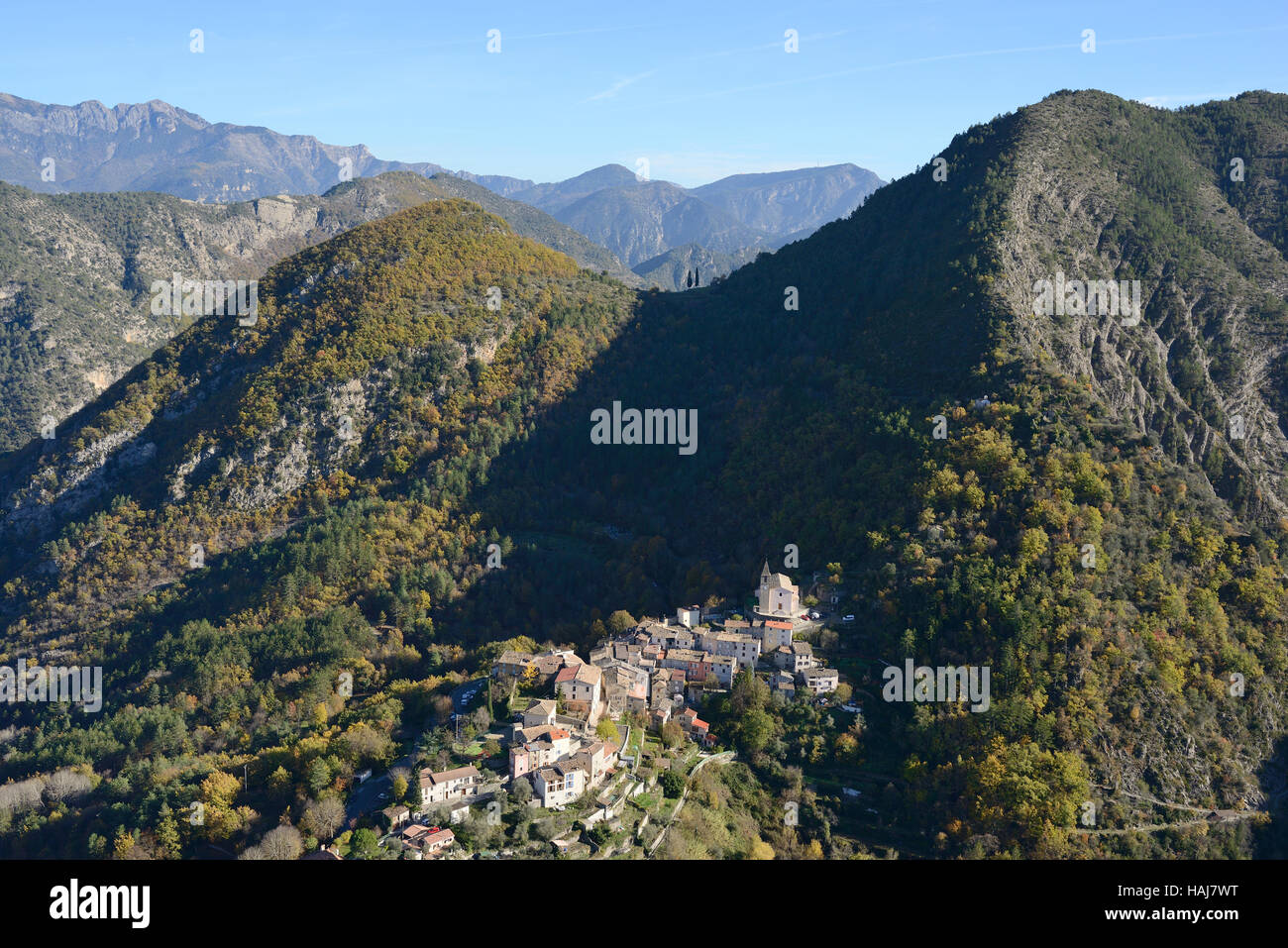 LUFTAUFNAHME. Isoliertes mittelalterliches Dorf in den zerklüfteten Bergen des Var-Tals im Herbst. Malaussène, Alpes-Maritimes, Frankreich. Stockfoto