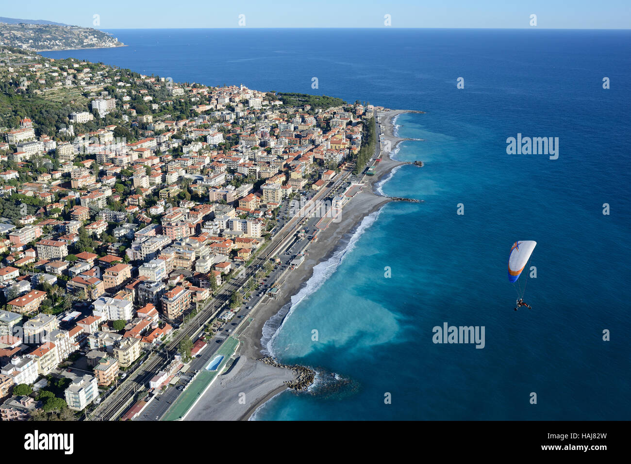 LUFTAUFNAHME. Ein Paramotor, der in der Nähe der Kurstadt Bordighera