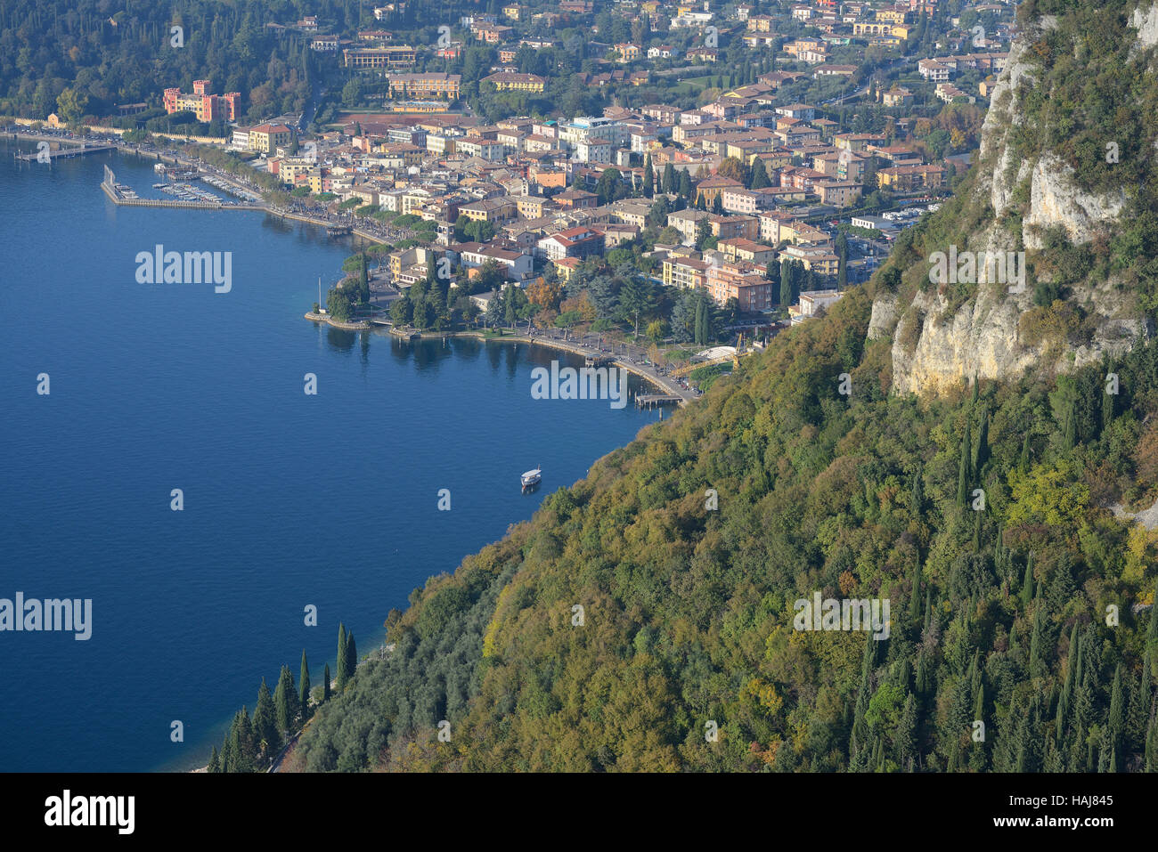 LUFTAUFNAHME. Malerische historische Stadt Garda am östlichen Ufer des Gardasees. Provinz Verona, Venetien, Italien. Stockfoto