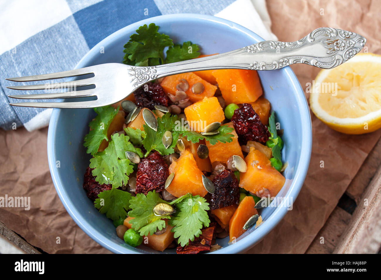 Vegane garnieren. Süße Kartoffeln mit grünen Erbsen, Koriander und Leinöl. Perfekt für die Detox-Diät oder einfach nur eine gesunde Mahlzeit.  Liebe für ein gesundes Stockfoto