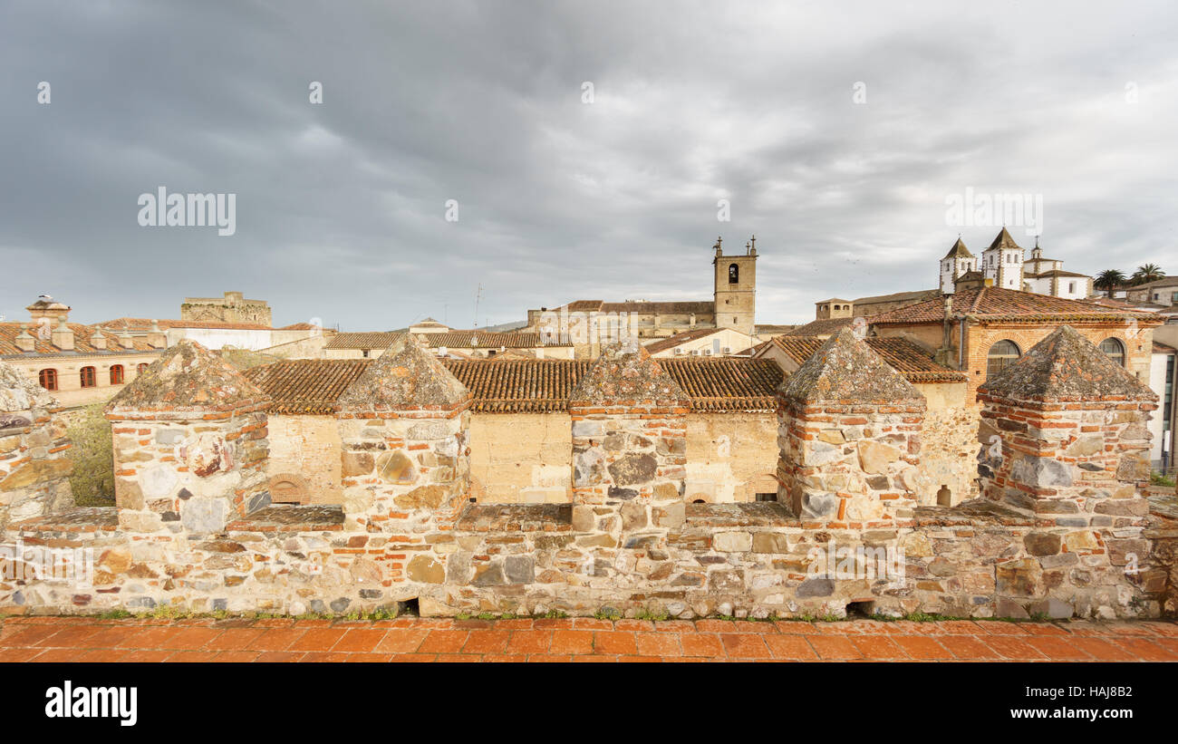 Cuenca Vintage Skyline mit dunklen Wolken Stockfoto