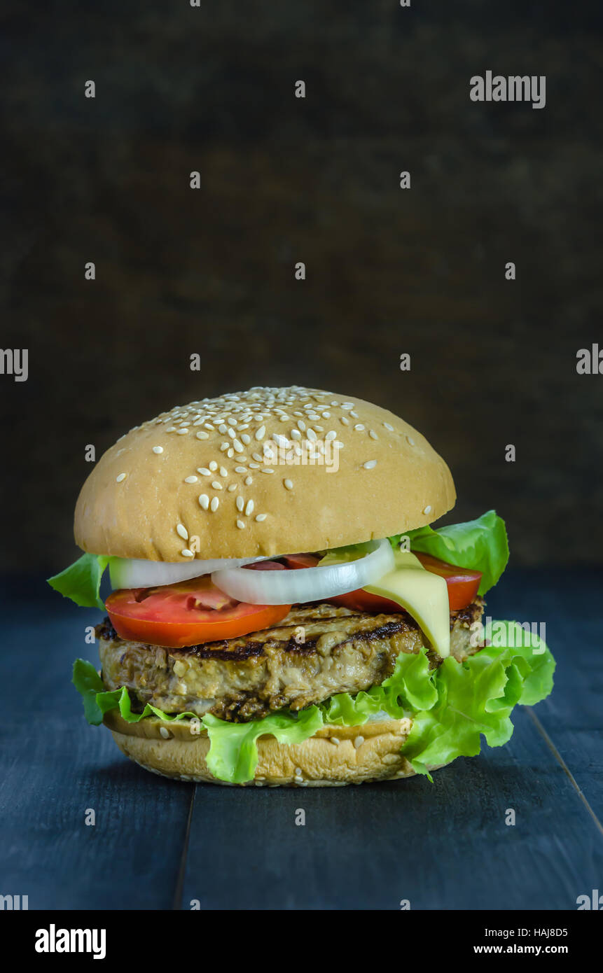 Nahaufnahme des hausgemachten Burger auf Holz- Hintergrund Stockfoto