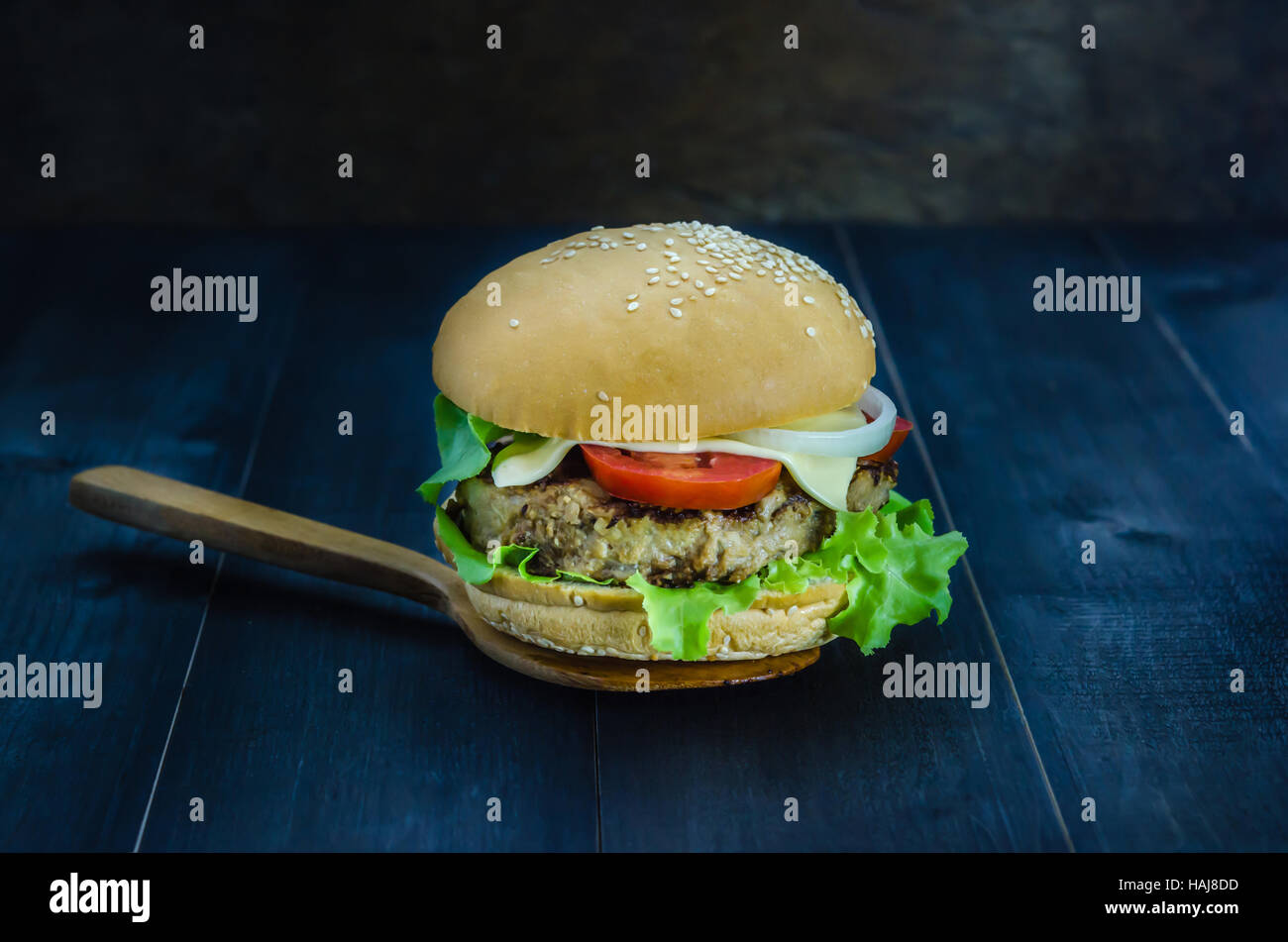 Nahaufnahme des hausgemachten Burger auf Holz- Hintergrund Stockfoto