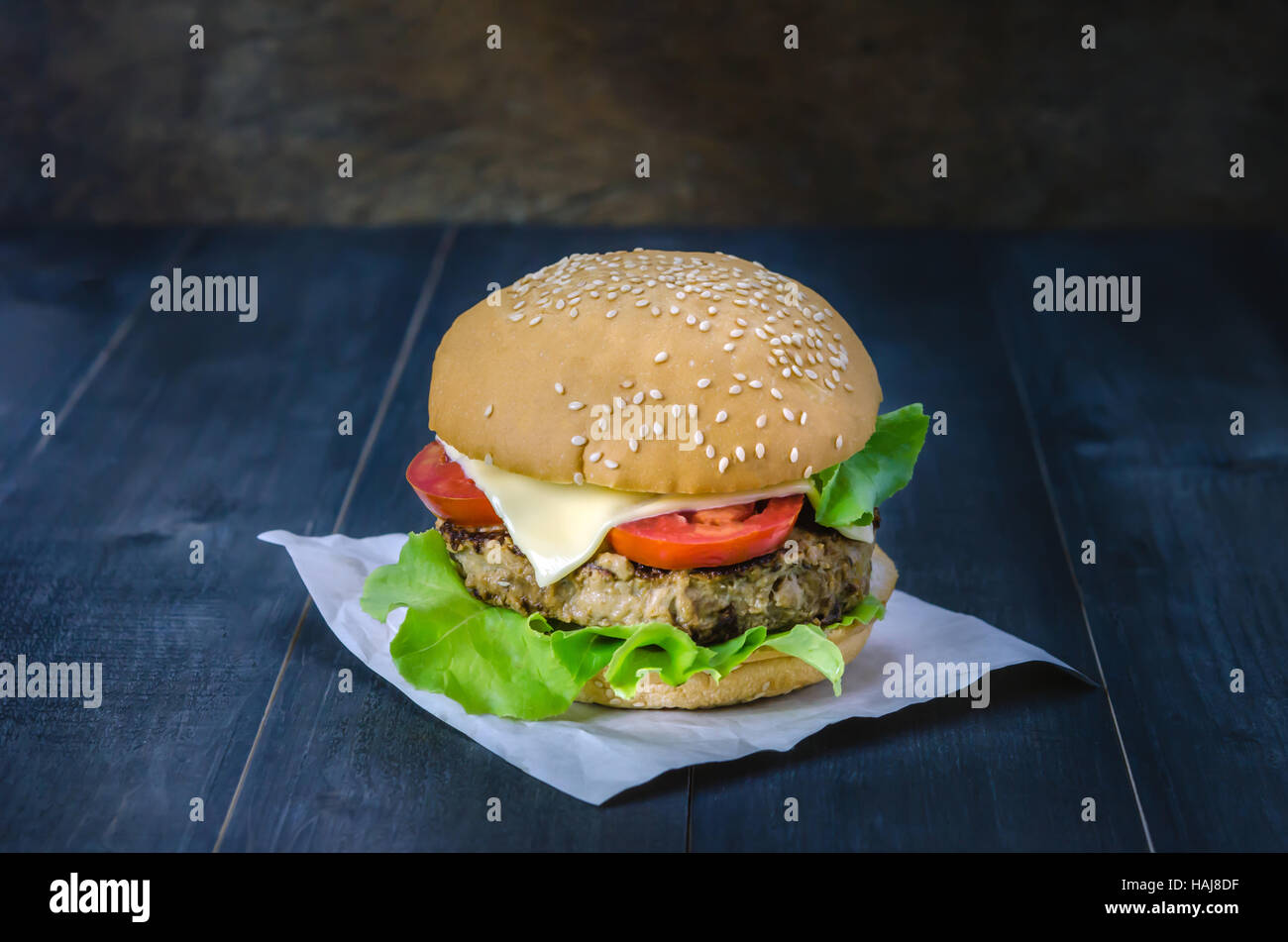 Nahaufnahme des hausgemachten Burger auf Holz- Hintergrund Stockfoto