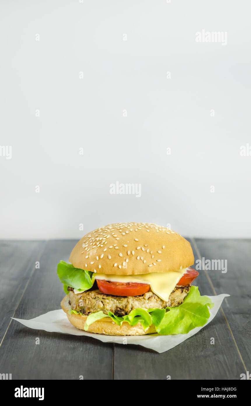 Nahaufnahme des hausgemachten Burger auf Holz- Hintergrund Stockfoto