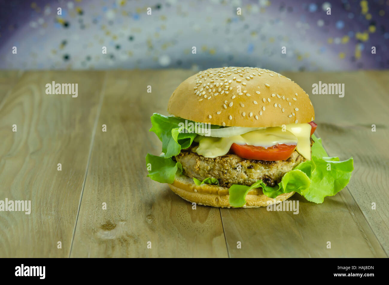 Nahaufnahme des hausgemachten Burger auf Holz- Hintergrund Stockfoto