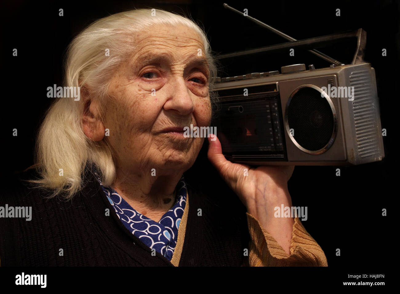 Großmutter Musik hören Stockfoto