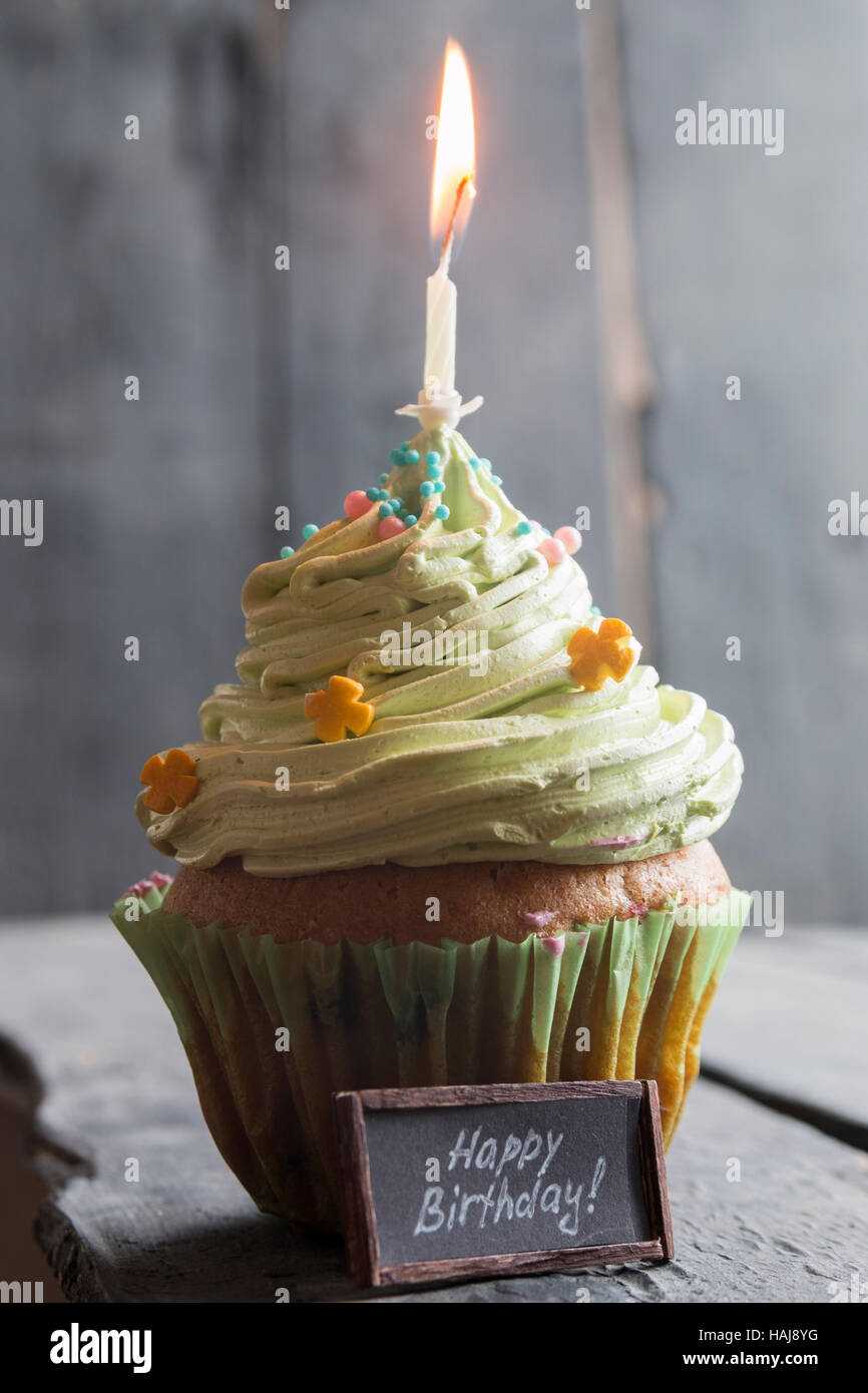 Happy Birthday Text und Kuchen mit einer Kerze Stockfotografie Alamy
