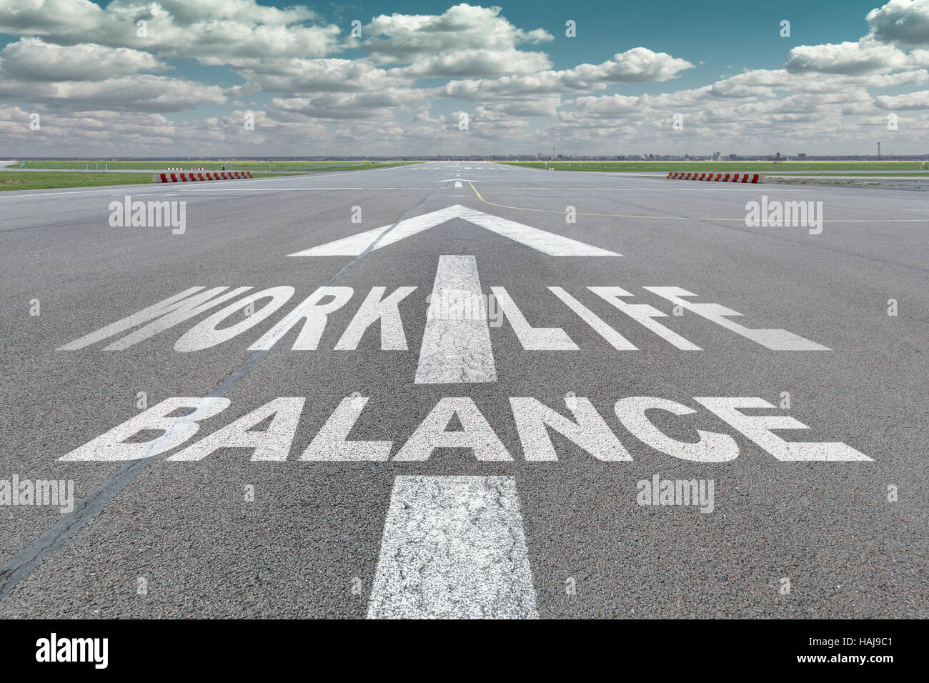 Start-und Landebahn des Flughafens mit Pfeil Leitlinie und "work-Life-Balance" Buchstaben auf die Oberfläche gemalt Stockfoto